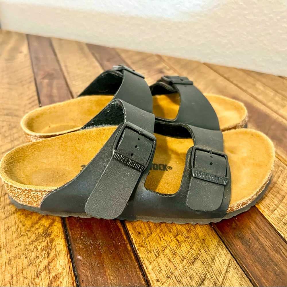 LIKE NEW Kids Black Leather Birkenstocks (unisex) Size 32/Size 1